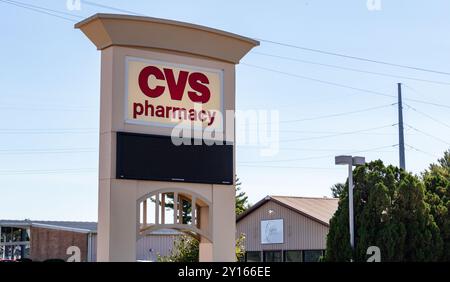 CVS-Zeichen vor blauem Himmel in Ligonier, USA Stockfoto