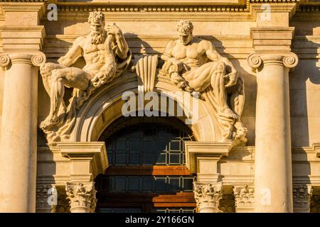 Skulpturen an der Fassade des neuen Palastes, Stadtbibliothek Angelo Mai, Piazza Vecchia, Oberstadt, Bergamo, Lombardei, Italien, Europa. Stockfoto