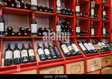 Flaschen Wein im Weinladen in St. Emilion erhältlich Stockfoto