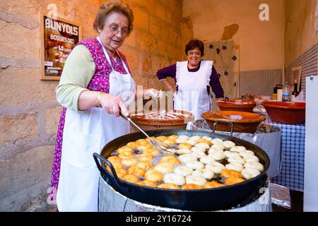 Handwerkliche Küche mit Mehl und Zuckerwürfeln. Petra. Mallorca. Balearen. Spanien. Stockfoto