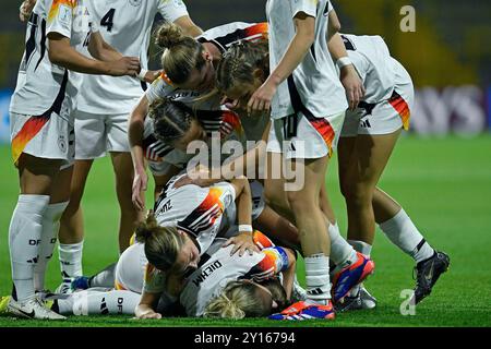 Estadio Metropolitano de Techo Sarah Ernst aus Deutschland feiert ihr Tor mit Vanessa Diehm beim Spiel zwischen Deutschland und Nigeria, bei der 2. Runde der Gruppe D der FIFA U-20-Frauen-Weltmeisterschaft Kolumbien 2024, im Estadio Metropolitano de Techo, diesen Mittwoch 04. 30761 (Julian Medina/SPP) Stockfoto