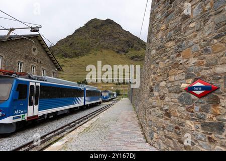 Nuria Valley Rack Railway (cremallera de Núria). Die höchste Zahnradbahn Südeuropas. Vall de Núria (Pyrenäen), El Ripollès, Girona, Katalonien. Stockfoto