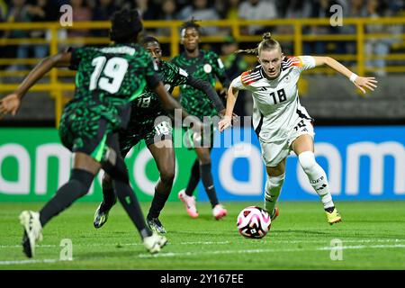 Bogota, Kolumbien. September 2024. Estadio Metropolitano de Techo Sarah Ernst von Deutschland streitet den Ball mit Shukurat Oladipo aus Nigeria, während des Spiels zwischen Deutschland und Nigeria, um die zweite Runde der Gruppe D der FIFA U-20-Frauen-Weltmeisterschaft Kolumbien 2024 im Estadio Metropolitano de Techo, diesen Mittwoch, 04. 30761 (Julian Medina/SPP) Credit: SPP Sport Press Photo. /Alamy Live News Stockfoto