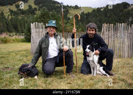 Hilari Novillo & Moisès Tarrés bei der Sant Gil Festivity Schäfer-Hundehütte-Ausstellung. Vall de Núria (Pyrenäen), Queralbs, El Ripollès, Girona, Katalonien Stockfoto