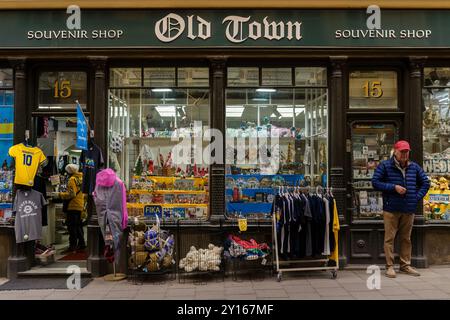 Stockholm, Schweden. April 2024 - Souvenirladen in der Altstadt Stockfoto