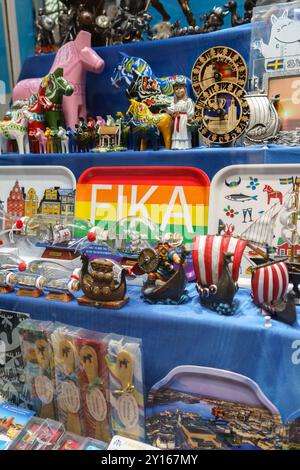 Stockholm, Schweden. April 2024: Souvenirshop mit traditionellem schwedischem Kunsthandwerk und Fikablett Stockfoto