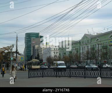 Tscheljabinsk Russland - 19. Oktober 2022. Lenin Avenue. Blick auf die Hauptstraße Tscheljabinsk mit ihrem belebten Verkehr Stockfoto