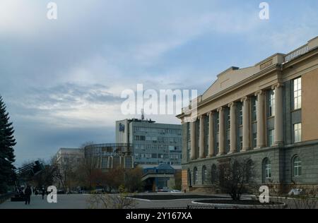 Tscheljabinsk Russland - 19. Oktober 2022. Lenin Avenue. Blick auf die Stadt am Abend und den kleinen Platz vor dem öffentlichen Bibliotheksgebäude Stockfoto