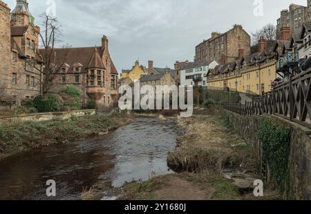 Edinburgh, Schottland - 16. Januar 2024 - malerisches Dean-Dorf mit Fluss und Fluss, das am Ufer des Wassers von Leith liegt. Raum für Tex Stockfoto