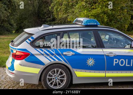 München, Deutschland 01. September 2024: Im Bild: Ein Einsatzfahrzeug, Streifenwagen der Polizei mit dem Landeswappen für Bayern, dem Schriftzug Polizei und Blaulicht. Bayern *** München, Deutschland 01 September 2024 auf dem Bild ein Einsatzfahrzeug, Polizeipatrouillenwagen mit dem bayerischen Wappen, der Aufschrift Polizei und Blaulicht Bayern Copyright: XFotostandx/xFritschx Stockfoto