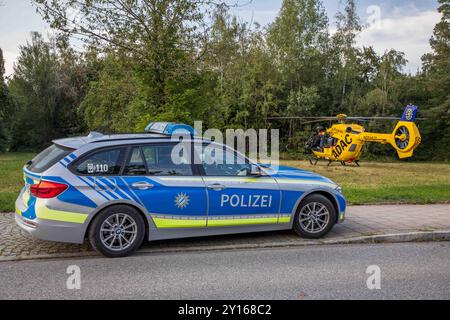 München, Deutschland 01. September 2024: Im Bild: Ein Einsatzfahrzeug, Streifenwagen der Polizei mit dem Landeswappen für Bayern, dem Schriftzug Polizei und Blaulicht. Im Hintergrund sieht man einen RTH stehen. Bayern *** München, Deutschland 01 September 2024 auf dem Bild ein Einsatzfahrzeug, Polizeipatrouillenwagen mit dem Staatsemblem für Bayern, der Aufschrift Polizei und blauem Licht im Hintergrund ist ein RTH stehend Bayern zu sehen Copyright: XFotostandx/xFritschx Stockfoto