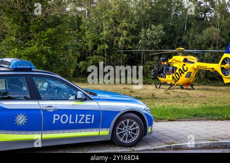 München, Deutschland 01. September 2024: Im Bild: Ein Einsatzfahrzeug, Streifenwagen der Polizei mit dem Landeswappen für Bayern, dem Schriftzug Polizei und Blaulicht. Im Hintergrund sieht man einen RTH stehen. Bayern *** München, Deutschland 01 September 2024 auf dem Bild ein Einsatzfahrzeug, Polizeipatrouillenwagen mit dem Staatsemblem für Bayern, der Aufschrift Polizei und blauem Licht im Hintergrund ist ein RTH stehend Bayern zu sehen Copyright: XFotostandx/xFritschx Stockfoto