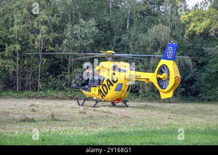 München, Deutschland 01. September 2024: Ein Rettungshubschrauber, RTH, vom ADAC mit dem Schriftzug Notarzt bei einem Einsatz, Rettungseinsatz. Bayern *** München, Deutschland 01. September 2024 Ein Rettungshubschrauber, RTH, vom ADAC mit der Aufschrift Notarzt während einer Mission, Rettungseinsatz Bayern Copyright: XFotostandx/xFritschx Stockfoto