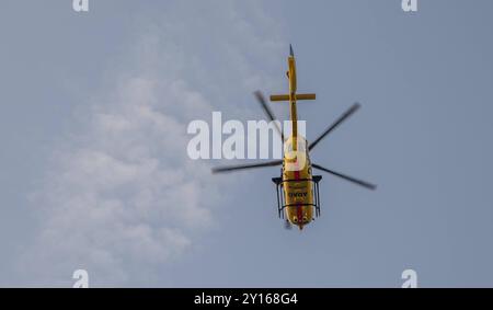 München, Deutschland 01. September 2024: Ein Rettungshubschrauber, RTH, vom ADAC mit dem Schriftzug Notarzt bei einem Einsatz, Rettungseinsatz. Bayern *** München, Deutschland 01. September 2024 Ein Rettungshubschrauber, RTH, vom ADAC mit der Aufschrift Notarzt während einer Mission, Rettungseinsatz Bayern Copyright: XFotostandx/xFritschx Stockfoto