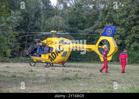 München, Deutschland 01. September 2024: Ein Rettungshubschrauber, RTH, vom ADAC mit dem Schriftzug Notarzt bei einem Einsatz, Rettungseinsatz. Bayern *** München, Deutschland 01. September 2024 Ein Rettungshubschrauber, RTH, vom ADAC mit der Aufschrift Notarzt während einer Mission, Rettungseinsatz Bayern Copyright: XFotostandx/xFritschx Stockfoto