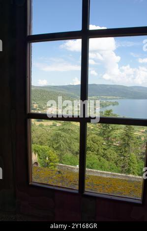 Blick auf den See Bracciano, durch ein Fenster in Castello Odescalchi, Bracciano, Italien Stockfoto