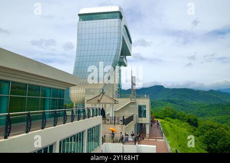 Goseong County, Südkorea - 28. Juli 2024: Außenansicht des modernen Unification Observatory Tower mit seiner eleganten Architektur und Umgebung Stockfoto