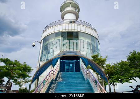 Sokcho City, Südkorea - 28. Juli 2024: Die Vorderansicht des Sokcho Lighthouse zeigt seine moderne Glasstruktur mit einem unverwechselbaren blauen Baldachin Stockfoto