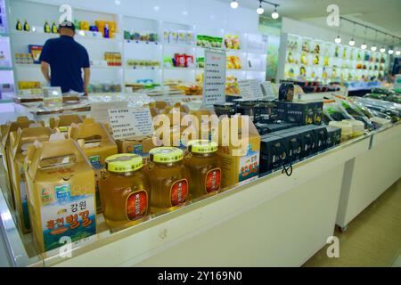 Goseong County, Südkorea - 28. Juli 2024: Gläser mit Honig und verschiedene andere lokale Produkte werden im GeumGangSan Rasting PL zum Verkauf angeboten Stockfoto