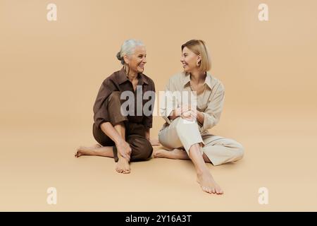 Zwei Generationen teilen Lächeln und Lachen in einem gemütlichen, warmen Raum. Stockfoto