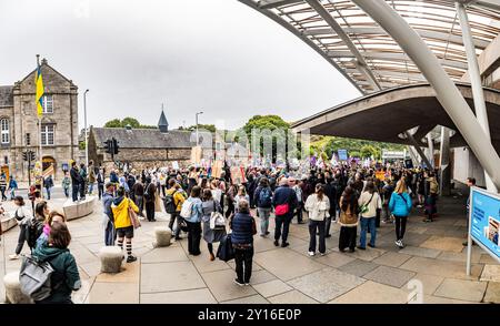 Edinburgh, Schottland. Do. 5. September 2024. Die Teilnehmer der Stop the Cuts protestieren im schottischen Parlament. Der Protest wurde von der union Equity organisiert, nachdem der Open Fund von Creative Scotland im August 2024 aufgrund von Unsicherheiten in ihrem künftigen Haushalt seitens der schottischen Regierung unerwartet ausgesetzt wurde. Stockfoto