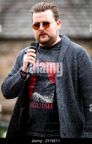 Edinburgh, Schottland. Do. 5. September 2024. Die Teilnehmer der Stop the Cuts protestieren im schottischen Parlament. Der Protest wurde von der union Equity organisiert, nachdem der Open Fund von Creative Scotland im August 2024 aufgrund von Unsicherheiten in ihrem künftigen Haushalt seitens der schottischen Regierung unerwartet ausgesetzt wurde. Stockfoto