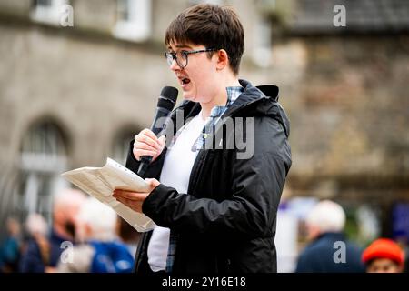 Edinburgh, Schottland. Do. 5. September 2024. Die Teilnehmer der Stop the Cuts protestieren im schottischen Parlament. Der Protest wurde von der union Equity organisiert, nachdem der Open Fund von Creative Scotland im August 2024 aufgrund von Unsicherheiten in ihrem künftigen Haushalt seitens der schottischen Regierung unerwartet ausgesetzt wurde. Stockfoto