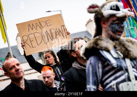 Edinburgh, Schottland. Do. 5. September 2024. Die Teilnehmer der Stop the Cuts protestieren im schottischen Parlament. Der Protest wurde von der union Equity organisiert, nachdem der Open Fund von Creative Scotland im August 2024 aufgrund von Unsicherheiten in ihrem künftigen Haushalt seitens der schottischen Regierung unerwartet ausgesetzt wurde. Stockfoto