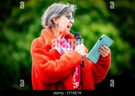 Edinburgh, Schottland. Do. 5. September 2024. Die Teilnehmer der Stop the Cuts protestieren im schottischen Parlament. Der Protest wurde von der union Equity organisiert, nachdem der Open Fund von Creative Scotland im August 2024 aufgrund von Unsicherheiten in ihrem künftigen Haushalt seitens der schottischen Regierung unerwartet ausgesetzt wurde. Stockfoto