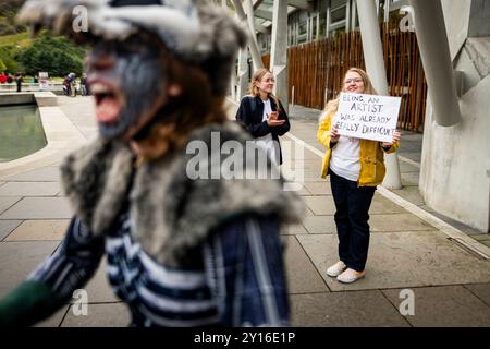 Edinburgh, Schottland. Do. 5. September 2024. Die Teilnehmer der Stop the Cuts protestieren im schottischen Parlament. Der Protest wurde von der union Equity organisiert, nachdem der Open Fund von Creative Scotland im August 2024 aufgrund von Unsicherheiten in ihrem künftigen Haushalt seitens der schottischen Regierung unerwartet ausgesetzt wurde. Stockfoto