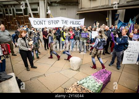 Edinburgh, Schottland. Do. 5. September 2024. Die Teilnehmer der Stop the Cuts protestieren im schottischen Parlament. Der Protest wurde von der union Equity organisiert, nachdem der Open Fund von Creative Scotland im August 2024 aufgrund von Unsicherheiten in ihrem künftigen Haushalt seitens der schottischen Regierung unerwartet ausgesetzt wurde. Stockfoto