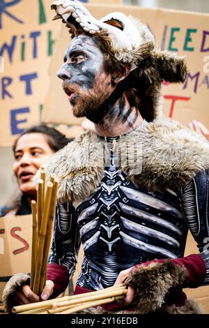 Edinburgh, Schottland. Do. 5. September 2024. Die Teilnehmer der Stop the Cuts protestieren im schottischen Parlament. Der Protest wurde von der union Equity organisiert, nachdem der Open Fund von Creative Scotland im August 2024 aufgrund von Unsicherheiten in ihrem künftigen Haushalt seitens der schottischen Regierung unerwartet ausgesetzt wurde. Stockfoto