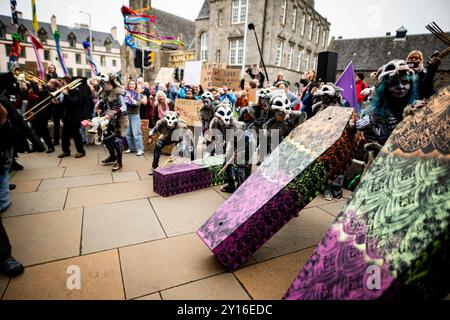 Edinburgh, Schottland. Do. 5. September 2024. Die Teilnehmer der Stop the Cuts protestieren im schottischen Parlament. Der Protest wurde von der union Equity organisiert, nachdem der Open Fund von Creative Scotland im August 2024 aufgrund von Unsicherheiten in ihrem künftigen Haushalt seitens der schottischen Regierung unerwartet ausgesetzt wurde. Stockfoto