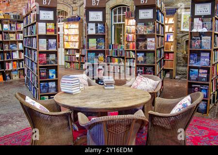 Innenraum des Buchladens Barter Books mit Tisch und Stühlen im alten Bahnhof, Alnwick, Northumberland, Großbritannien Stockfoto