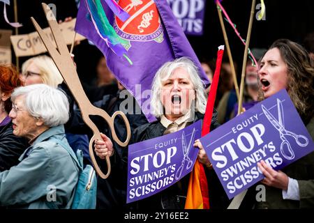 Edinburgh, Schottland. Do. 5. September 2024. Die Teilnehmer der Stop the Cuts protestieren im schottischen Parlament. Der Protest wurde von der union Equity organisiert, nachdem der Open Fund von Creative Scotland im August 2024 aufgrund von Unsicherheiten in ihrem künftigen Haushalt seitens der schottischen Regierung unerwartet ausgesetzt wurde. Stockfoto