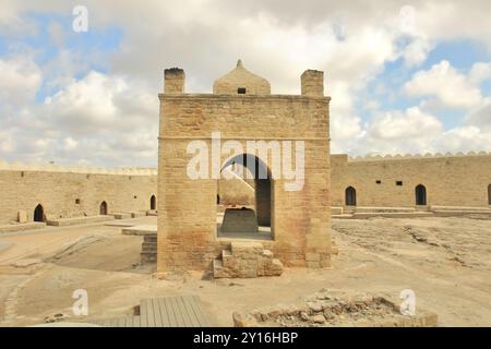 Das Regierungshaus Baku, auch bekannt als Regierungshaus, beherbergt verschiedene staatliche Ministerien Aserbaidschans Stockfoto