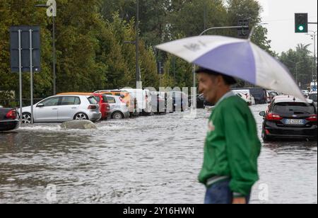 Mailand, Italien. September 2024. Allagamento Via Vittorini a causa delle forti piogge - Milano, Italia - Giovedì, 5 Settembre 2024 (Foto Stefano Porta/LaPresse) Überschwemmung der Via Vittorini durch starken Regen - Milano, Italia - Mailand, Italien - Donnerstag, 5 settembre 2024 (Foto Stefano Porta/LaPresse) Credit: LaPresse/Alamy Live News Stockfoto