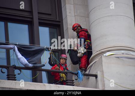 London, England, Großbritannien. September 2024. Greenpeace-Aktivisten skalieren Unilever-Hauptquartier, um ein massives Banner zu entfalten. Aktivisten blockierten auch die Eingänge zum Gebäude und sperrten sich in riesige Nachbildungen von Dove Deodorant Sticks ein, um gegen die Plastikverschmutzung durch Dove Produkte zu protestieren. (Kreditbild: © Vuk Valcic/ZUMA Press Wire) NUR REDAKTIONELLE VERWENDUNG! Nicht für kommerzielle ZWECKE! Quelle: ZUMA Press, Inc./Alamy Live News Stockfoto