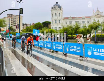 Radfahrer, die in der 17. Etappe der Vuelta de Espana im Regen in der Plaza de Italia Santander Cantabria Spanien Europa am 4. September 2024 antreten Stockfoto