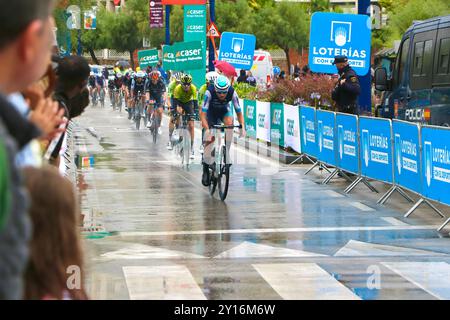 Radfahrer, die in der 17. Etappe der Vuelta de Espana im Regen in der Plaza de Italia Santander Cantabria Spanien Europa am 4. September 2024 antreten Stockfoto