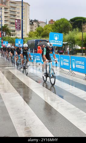 Radfahrer, die in der 17. Etappe der Vuelta de Espana im Regen in der Plaza de Italia Santander Cantabria Spanien Europa am 4. September 2024 antreten Stockfoto