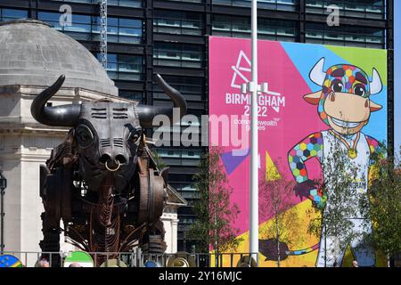 Birmingham 2022 Commonwealth Games Mascot Perry über Werbetafeln auf One Centenary Way mit dem Raging Bull im Vordergrund Stockfoto