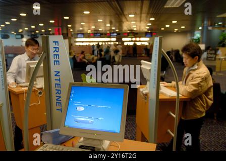 Kostenloses Internet kostenloses Internet am Flughafen Changi. Touristen nutzen einen neuen Computer, um Informationen in der Flughafenlounge zu überprüfen. Singapur Südostasien. 20006 2000er Jahre HOMER SYKES. Stockfoto