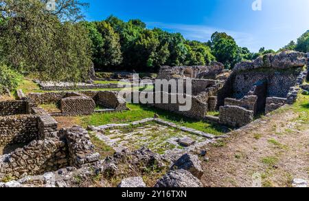 Ein Blick vom römischen Amphitheater über die antiken Ruinen in Butrint, Albanien im Sommer Stockfoto