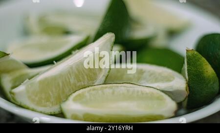 Nahaufnahme der Schüssel gefüllt mit frisch geschnittenen Limettenscheiben Stockfoto