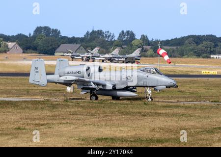 Die US Air Force A-10C Thunderbolt II greift Flugzeuge von der Michigan Air National Guard an, die auf dem Luftwaffenstützpunkt Jagel für die NATO Exercise Air Defender 2023 unterwegs sind. Jagel Stockfoto