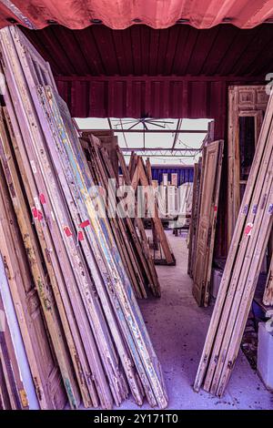 Stapel rustikaler Vintage Holztüren zum Verkauf im Farmhouse Style Store Stockfoto