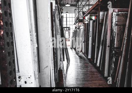 Stapel rustikaler Vintage Holztüren zum Verkauf im Farmhouse Style Store Stockfoto