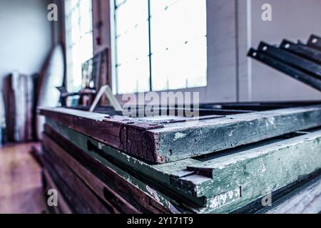 Stapel rustikaler Vintage Holztüren zum Verkauf im Farmhouse Style Store Stockfoto