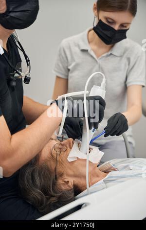 Das Zahnarztteam behandelt ältere Marienzähne Stockfoto